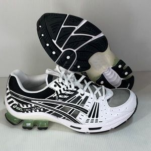 Woman’s Asics gel Kinsei og black white size 10 us